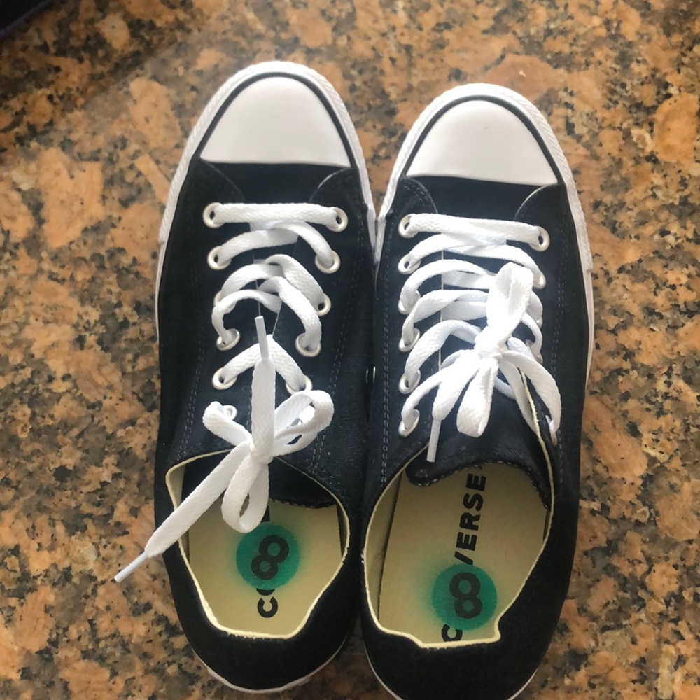 Tennis shoes